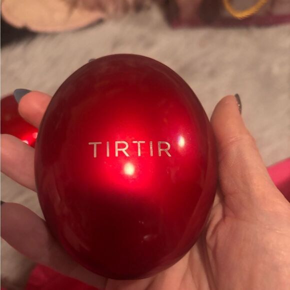 Red Makeup Foundation - Picture 1 of 4